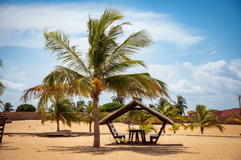 De l’ombre qui attend sur une plage vide