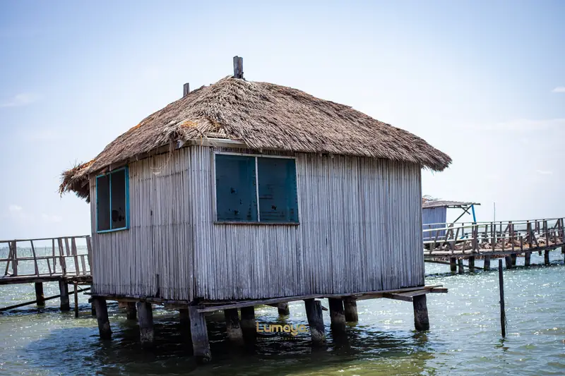 Une maison sur pilotis, accessible en pirogue seulement