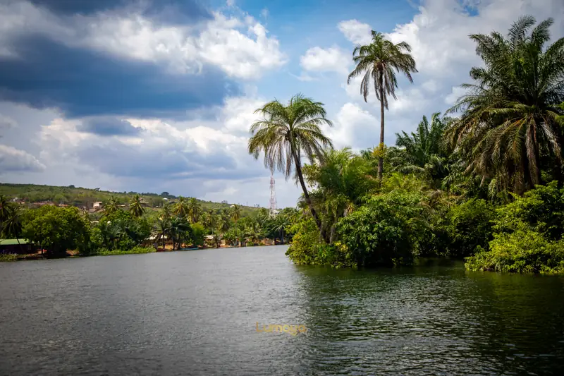 Une crique s’ouvrant depuis le lac