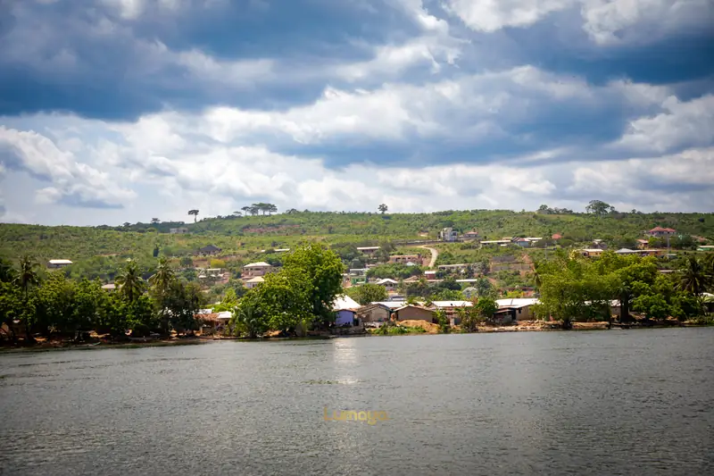 Un village au bord de l’eau